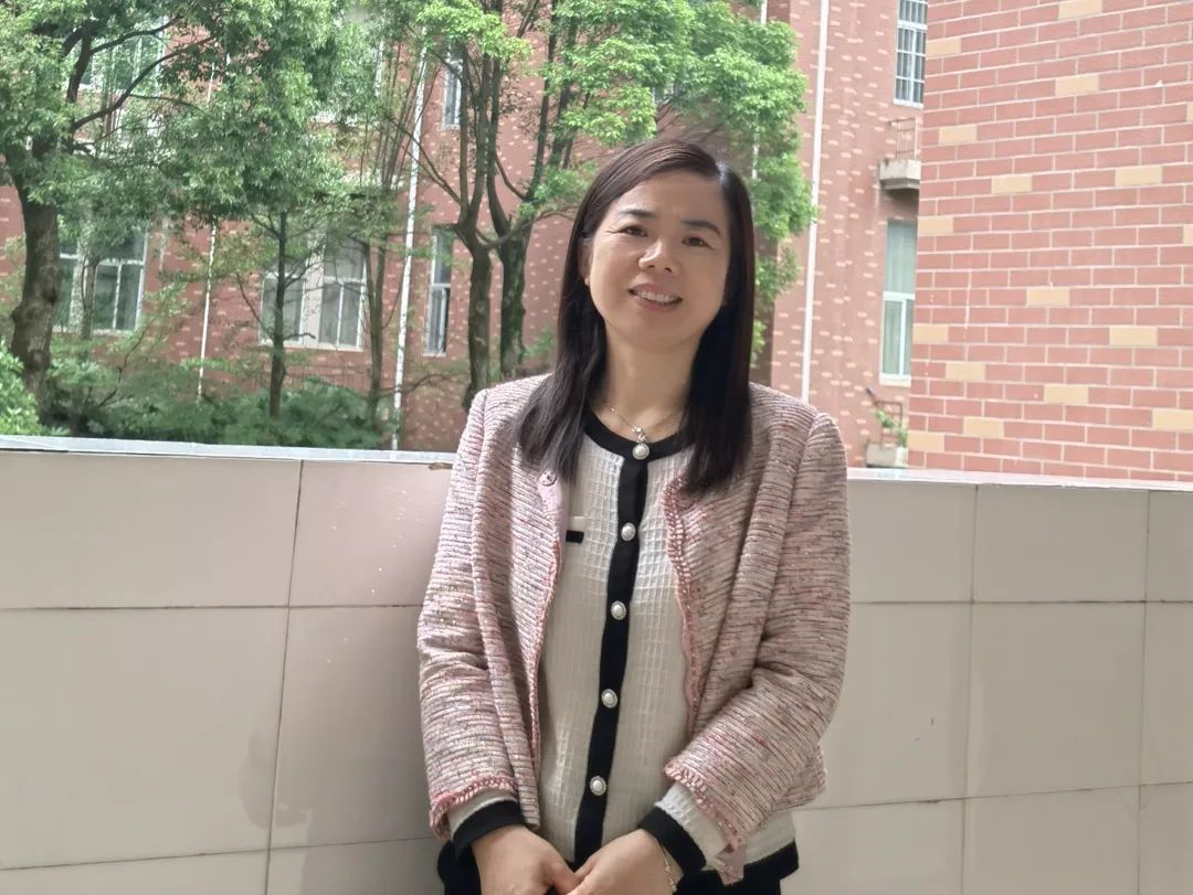 岳阳市第十五中学五十年校庆巡礼“名师风采”系列报道之十四