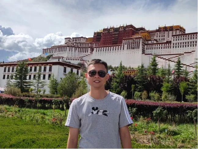 岳阳市第十五中学五十年校庆巡礼“名师风采”系列报道之十七